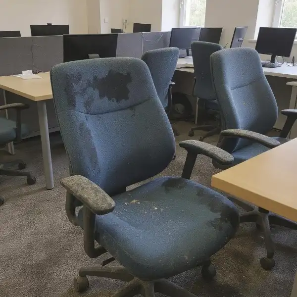 Химчистка офисных кресел в офисе - до уборки